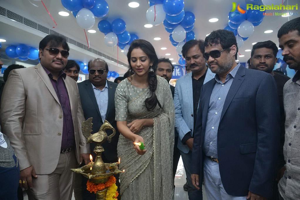 Rakul Preet Singh launches Big C at Kurnool