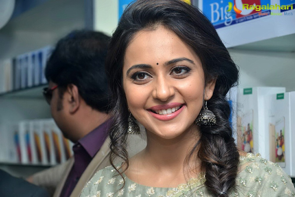 Rakul Preet Singh launches Big C at Kurnool