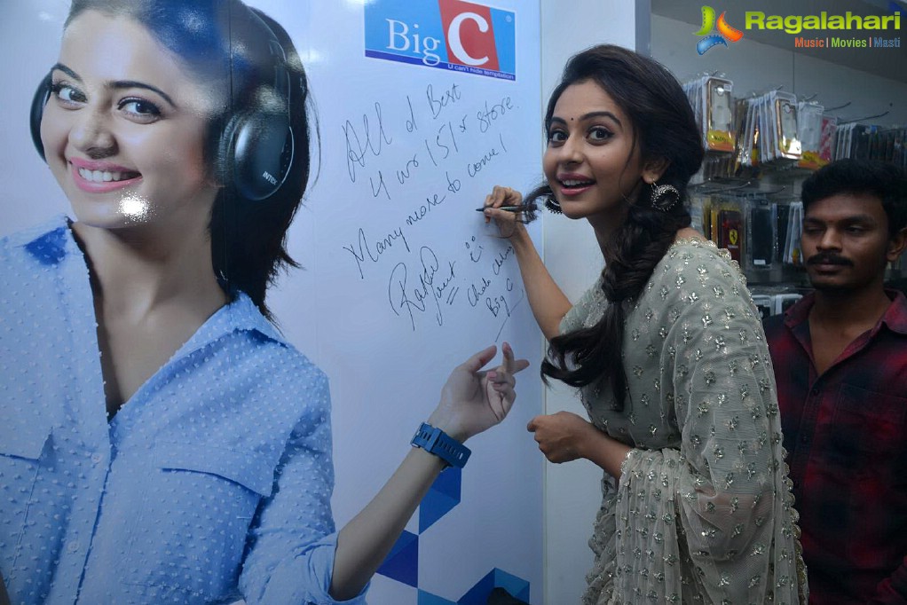 Rakul Preet Singh launches Big C at Kurnool