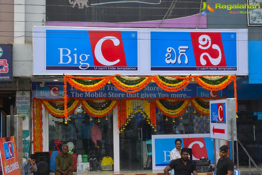 Rakul Preet Singh launches Big C at Kurnool
