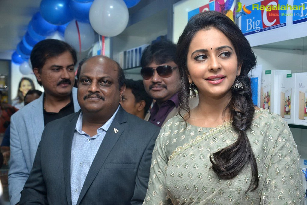 Rakul Preet Singh launches Big C at Kurnool