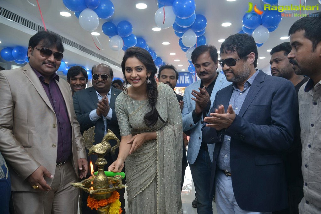 Rakul Preet Singh launches Big C at Kurnool