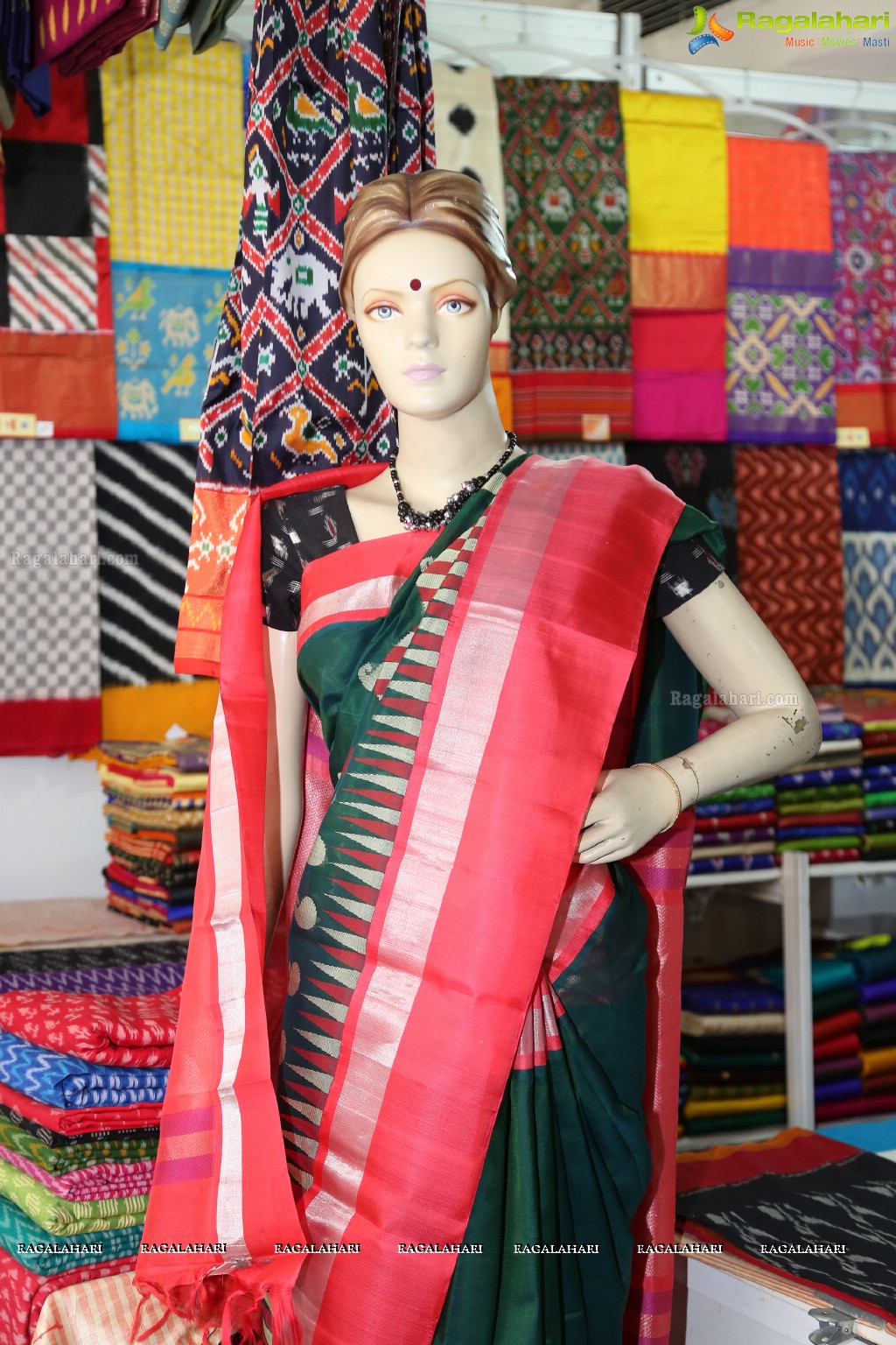 Sakshi Kakkar inaugurates Silk India Expo - 2017 at Sri Satya Sai Nigamagamam