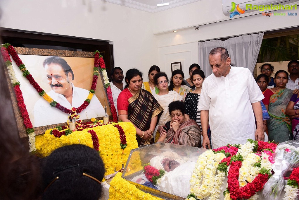 Celebrities Pay Homage To Nandamuri Harikrishna