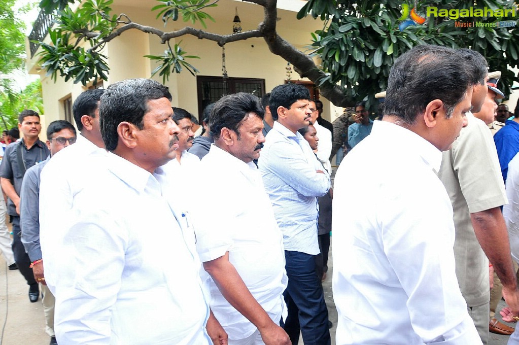 Celebrities Pay Homage To Nandamuri Harikrishna