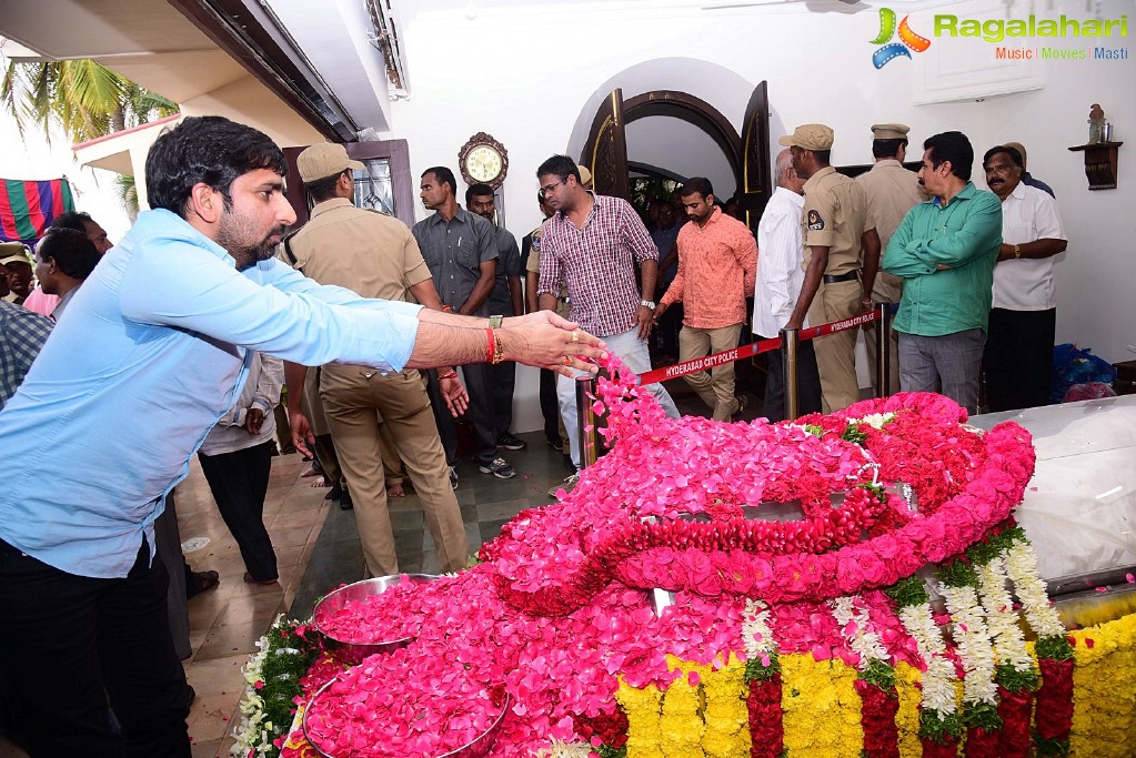 Celebrities Pay Homage To Nandamuri Harikrishna