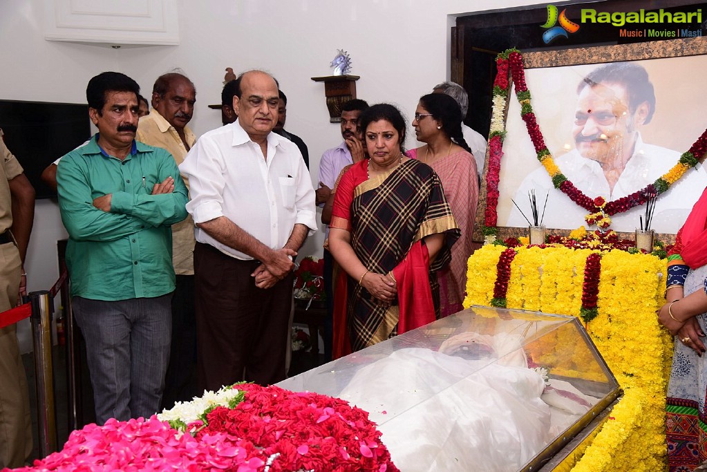 Celebrities Pay Homage To Nandamuri Harikrishna