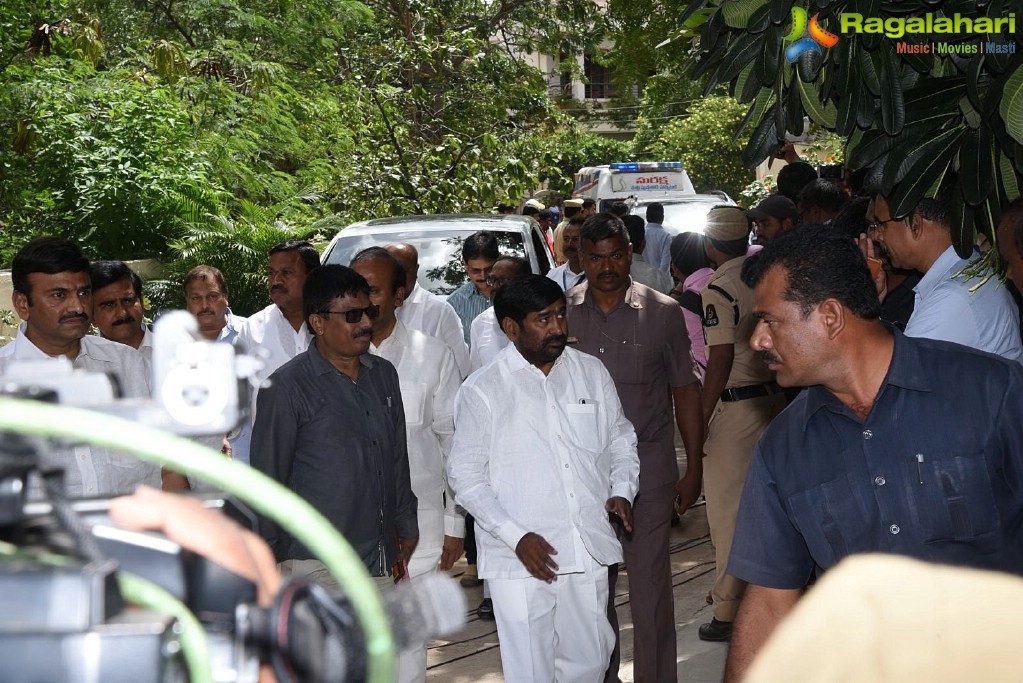 Celebrities Pay Homage To Nandamuri Harikrishna