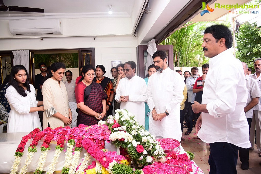 Celebrities Pay Homage To Nandamuri Harikrishna