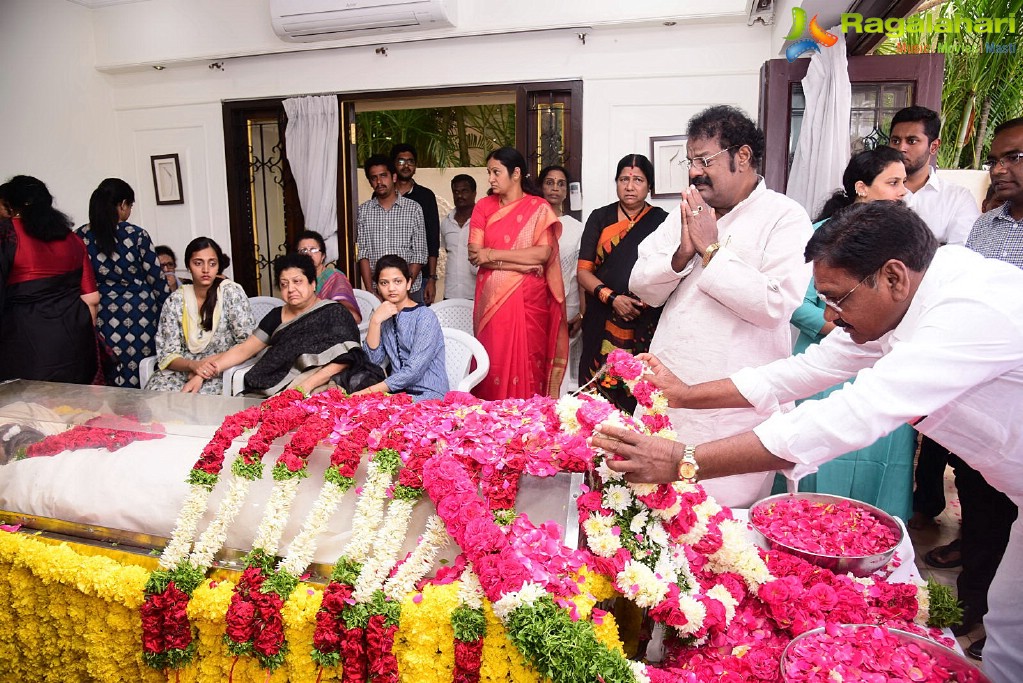 Celebrities Pay Homage To Nandamuri Harikrishna