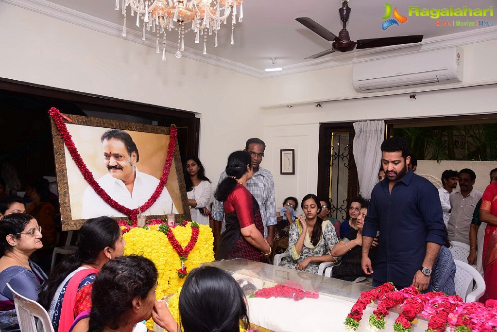 Celebrities Pay Homage To Nandamuri Harikrishna