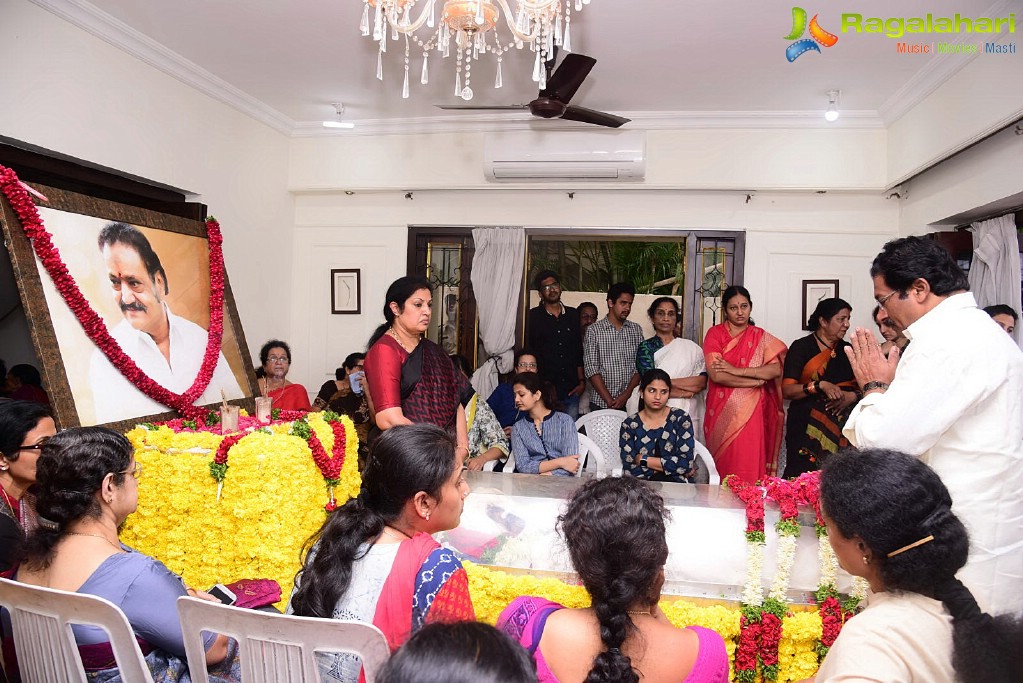 Celebrities Pay Homage To Nandamuri Harikrishna