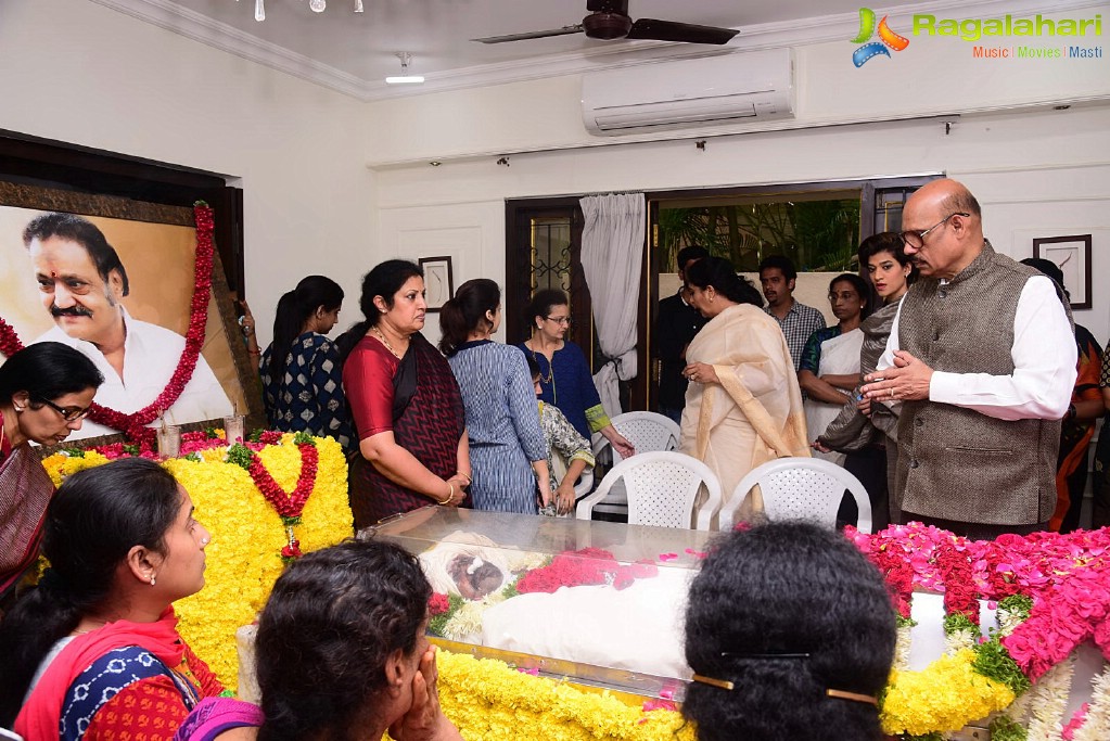 Celebrities Pay Homage To Nandamuri Harikrishna