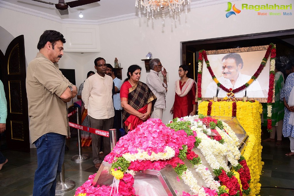 Celebrities Pay Homage To Nandamuri Harikrishna