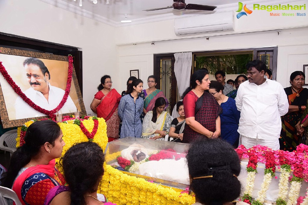 Celebrities Pay Homage To Nandamuri Harikrishna