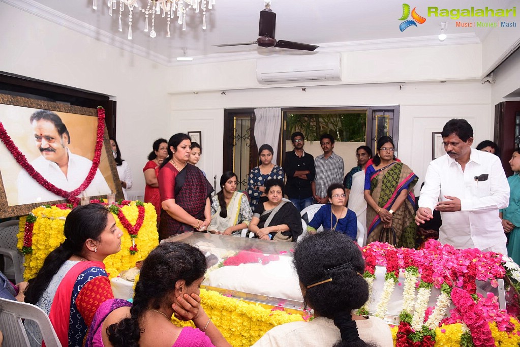 Celebrities Pay Homage To Nandamuri Harikrishna