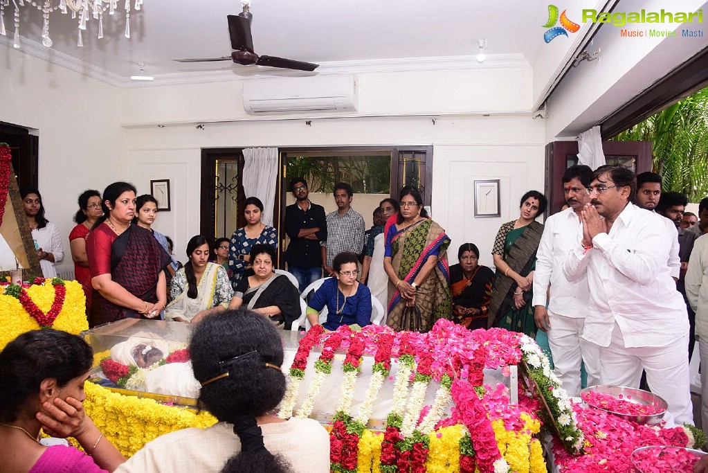 Celebrities Pay Homage To Nandamuri Harikrishna