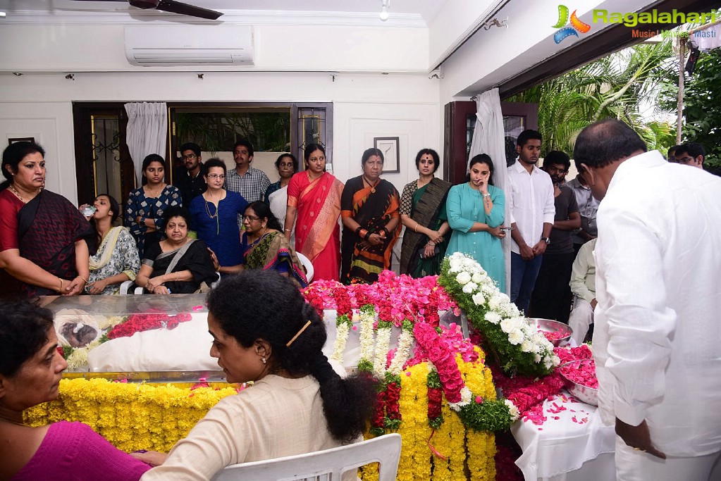 Celebrities Pay Homage To Nandamuri Harikrishna