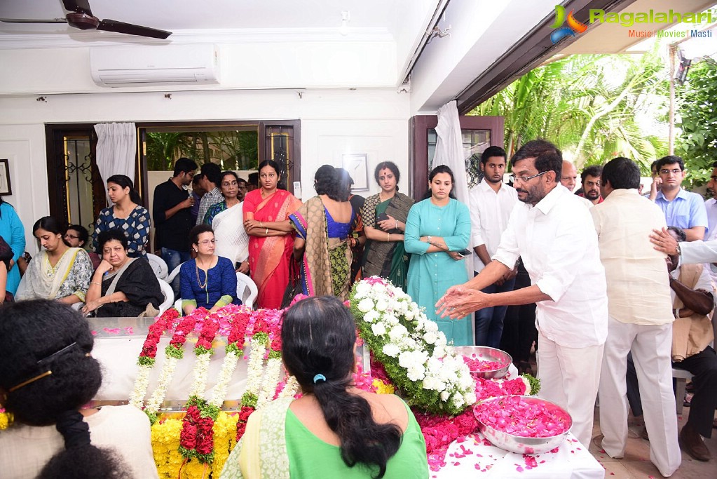 Celebrities Pay Homage To Nandamuri Harikrishna