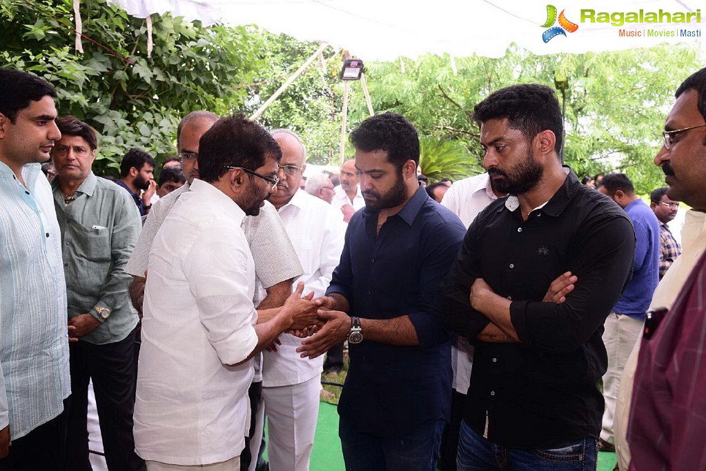 Celebrities Pay Homage To Nandamuri Harikrishna