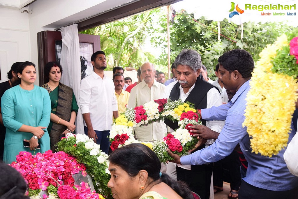 Celebrities Pay Homage To Nandamuri Harikrishna