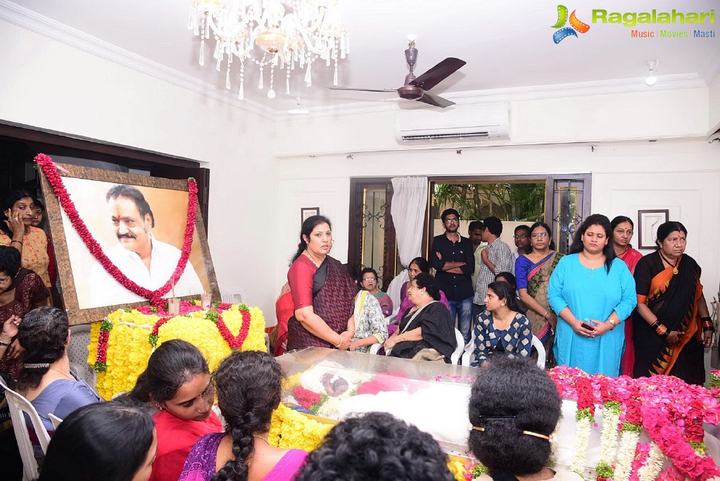 Celebrities Pay Homage To Nandamuri Harikrishna