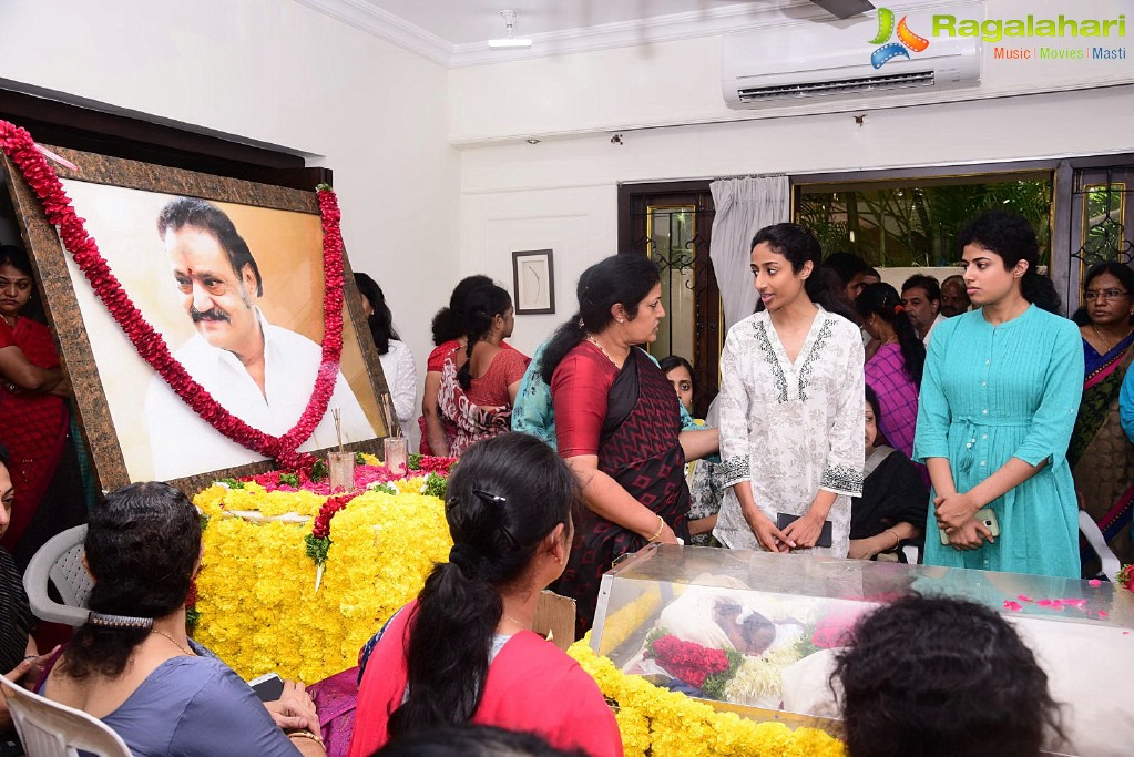 Celebrities Pay Homage To Nandamuri Harikrishna