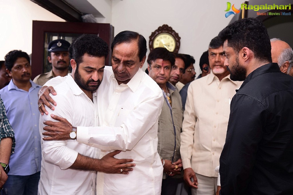 Celebrities Pay Homage To Nandamuri Harikrishna