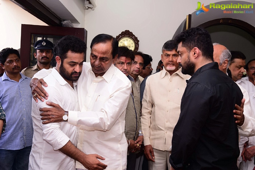 Celebrities Pay Homage To Nandamuri Harikrishna