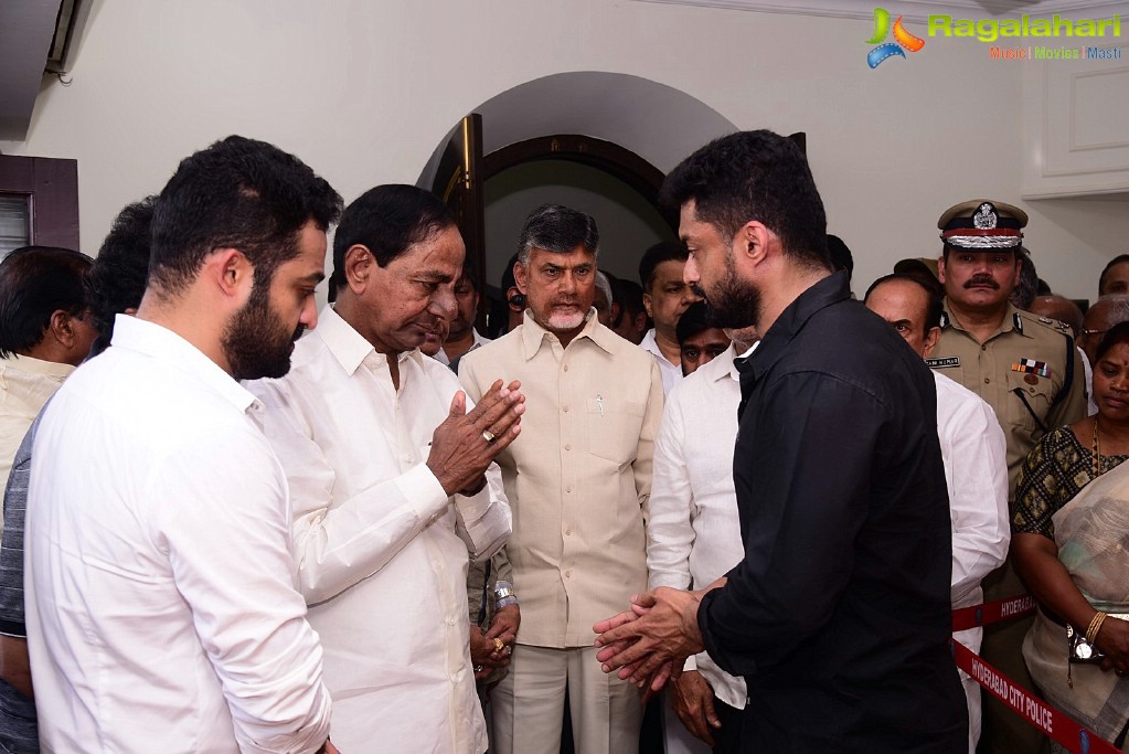 Celebrities Pay Homage To Nandamuri Harikrishna