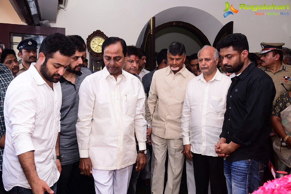 Celebrities Pay Homage To Nandamuri Harikrishna