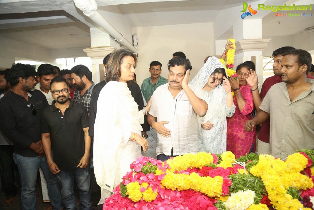 Celebrities pay homage to B. Jaya