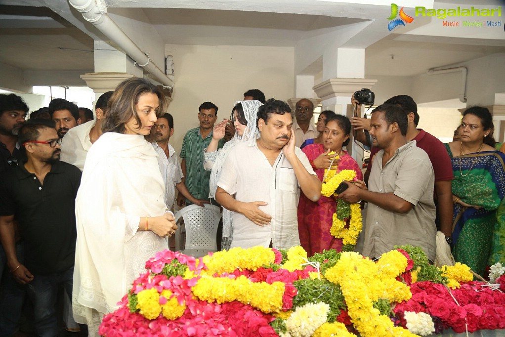 Celebrities pay homage to B. Jaya