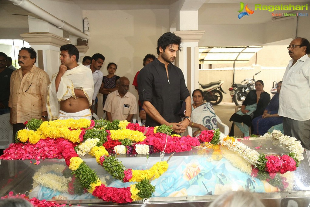 Celebrities pay homage to B. Jaya