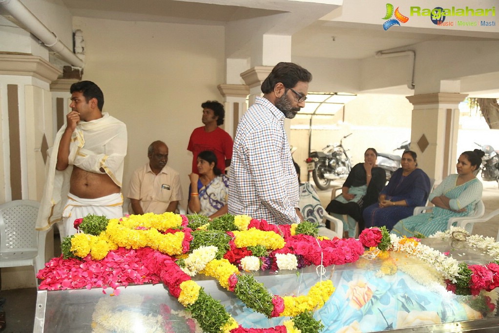 Celebrities pay homage to B. Jaya