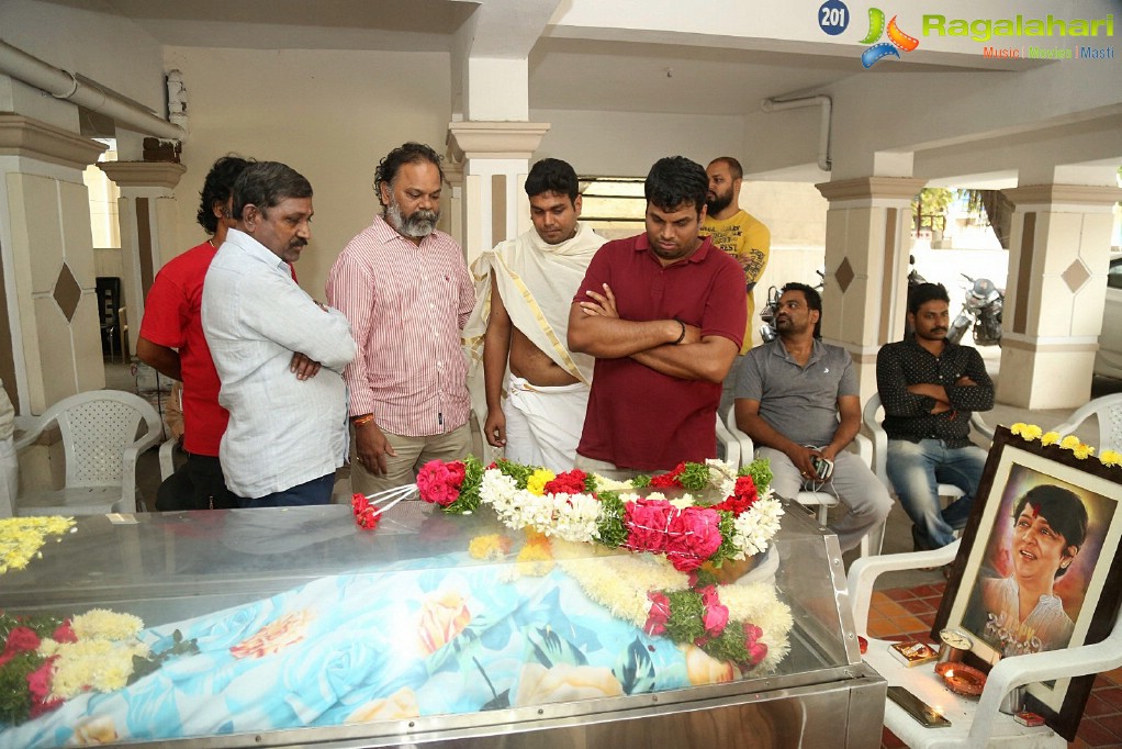 Celebrities pay homage to B. Jaya