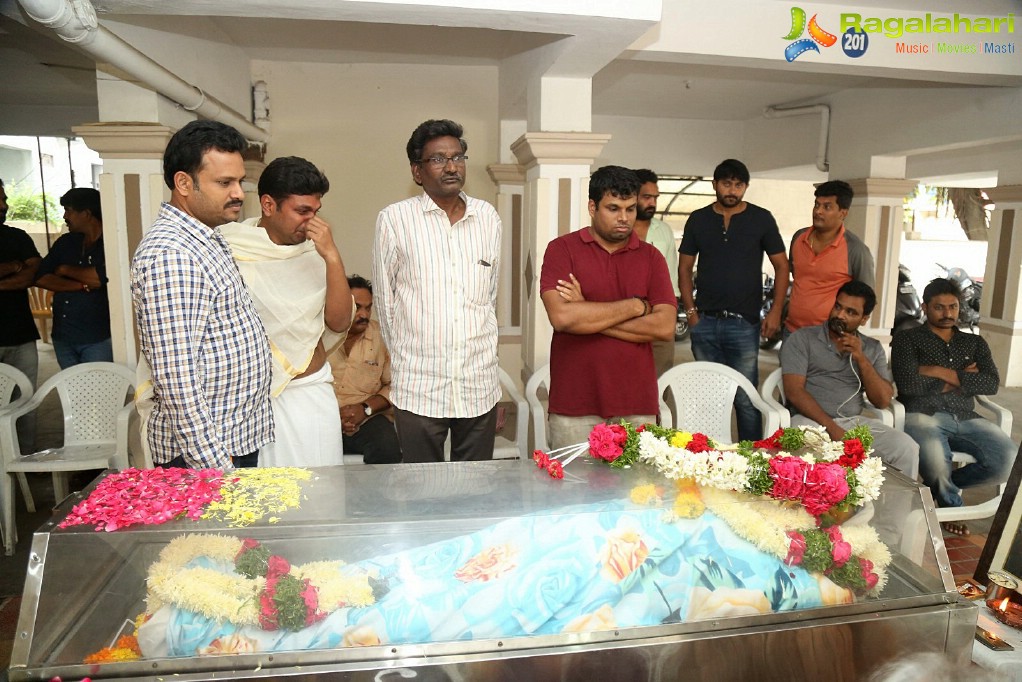 Celebrities pay homage to B. Jaya