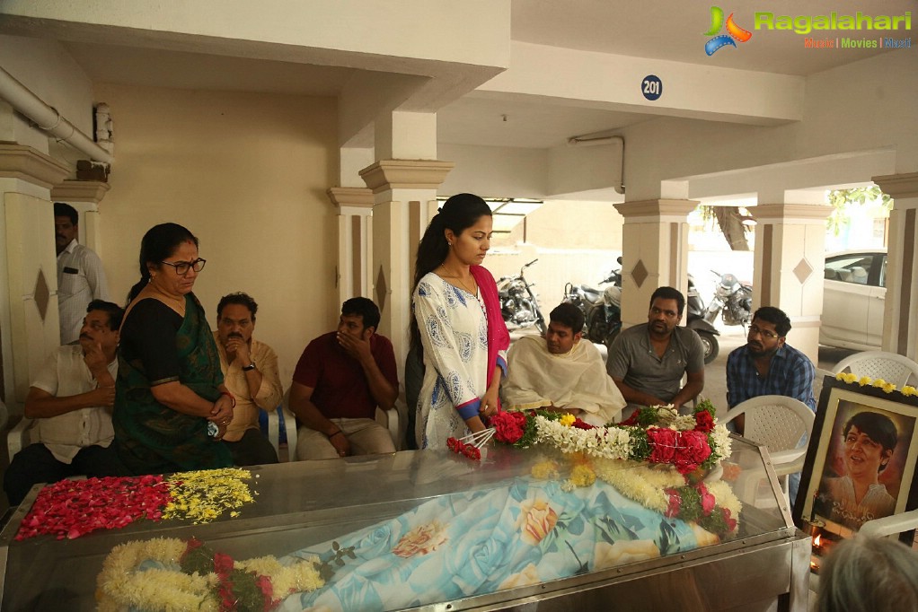 Celebrities pay homage to B. Jaya