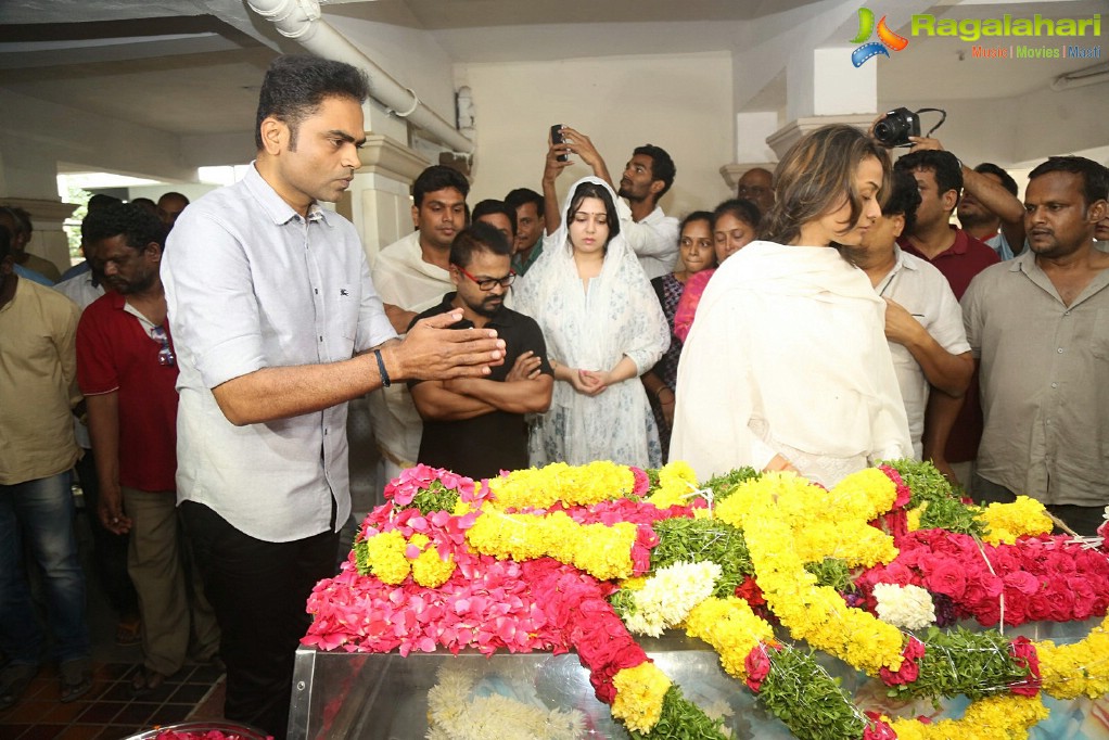 Celebrities pay homage to B. Jaya