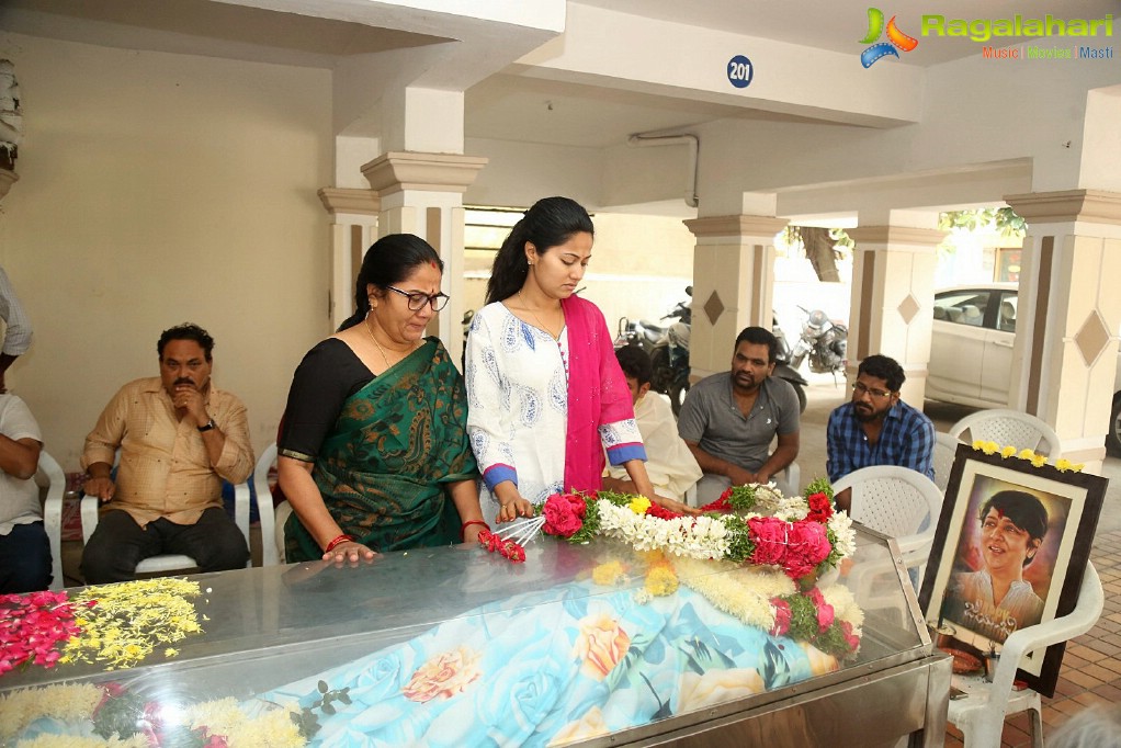 Celebrities pay homage to B. Jaya