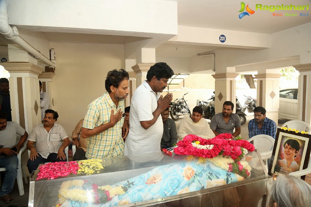 Celebrities pay homage to B. Jaya