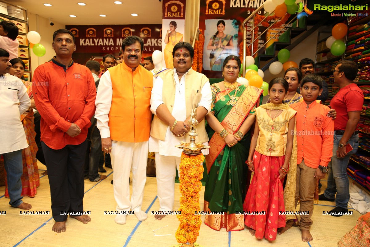 Payal Rajput launches Kalyana Maha Lakshmi Shopping Mall at Kothapet, Hyderabad