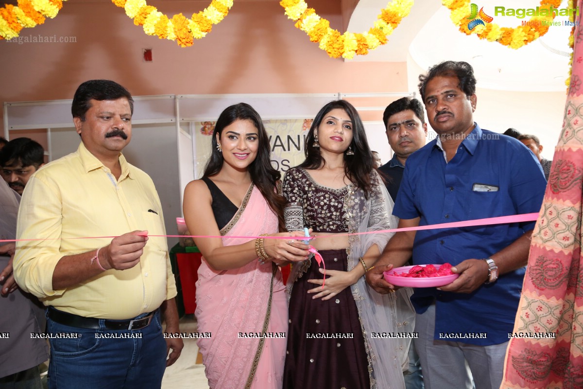 Priyanka Sharma inaugurates National Silk Expo at Shilpakala Vedika