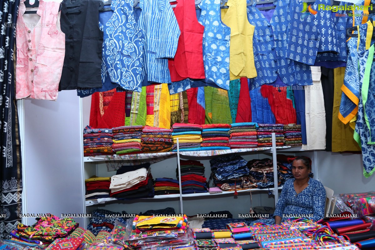 Priyanka Sharma inaugurates National Silk Expo at Shilpakala Vedika