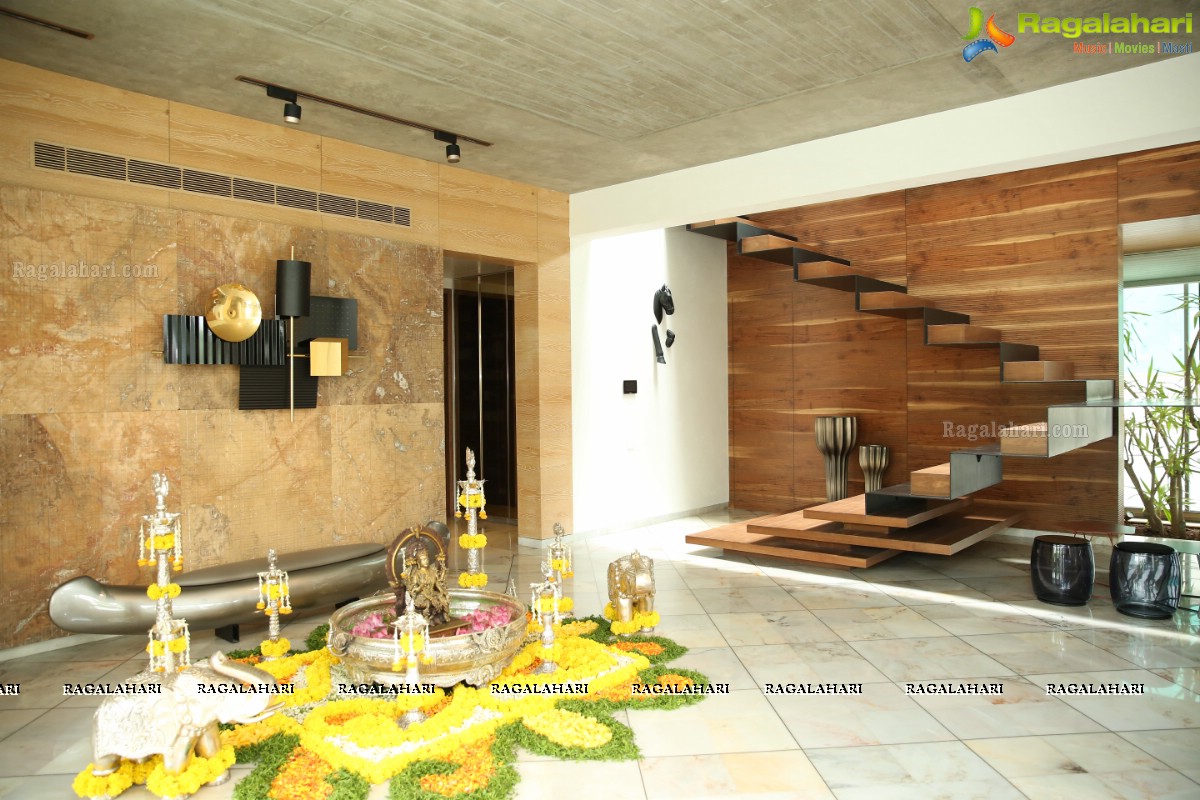 Niroop Reddy Nallari-Rupana Hosts Lunch Party at Their New Home