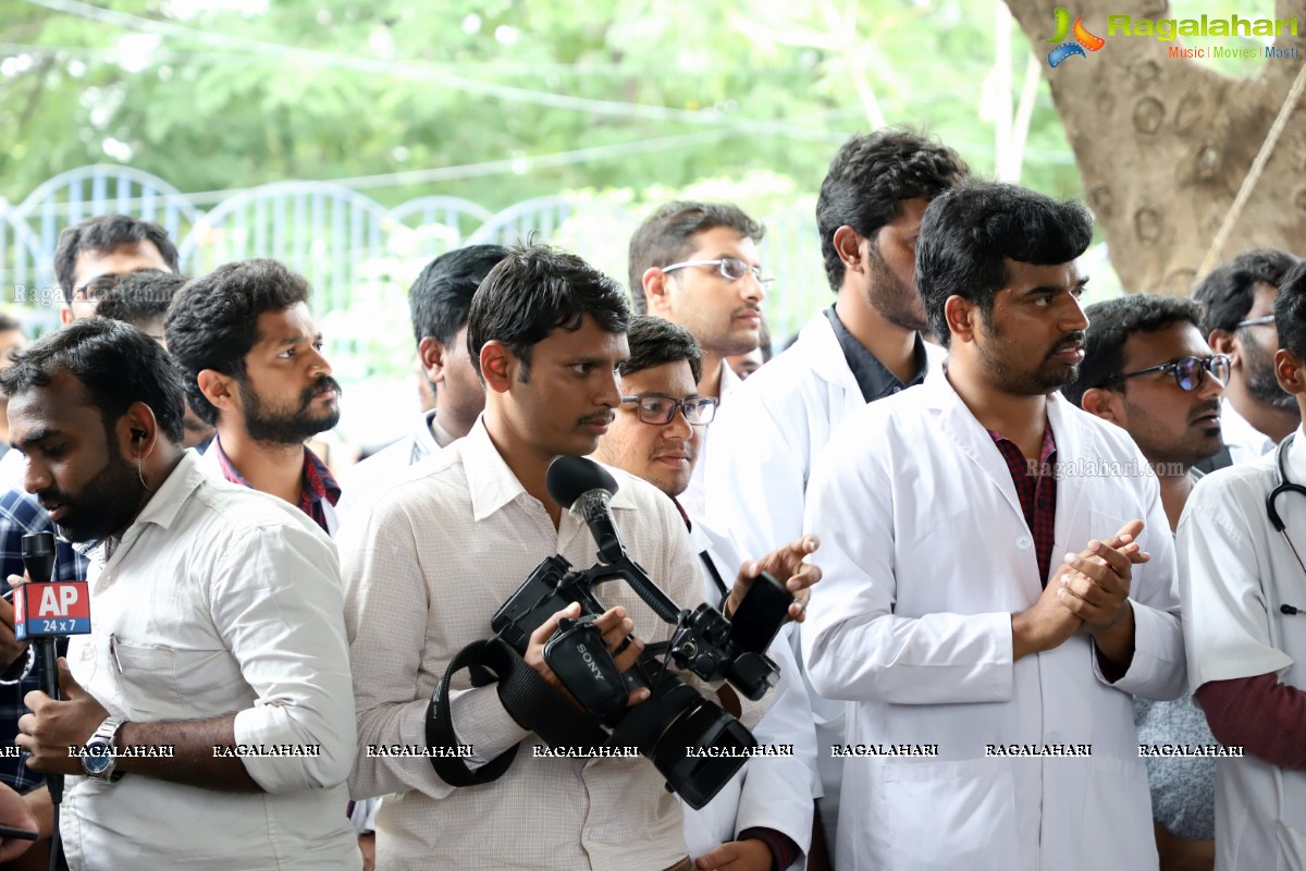 Dr Rajasekhar at Dharna Chowk to Support Jr Doctors