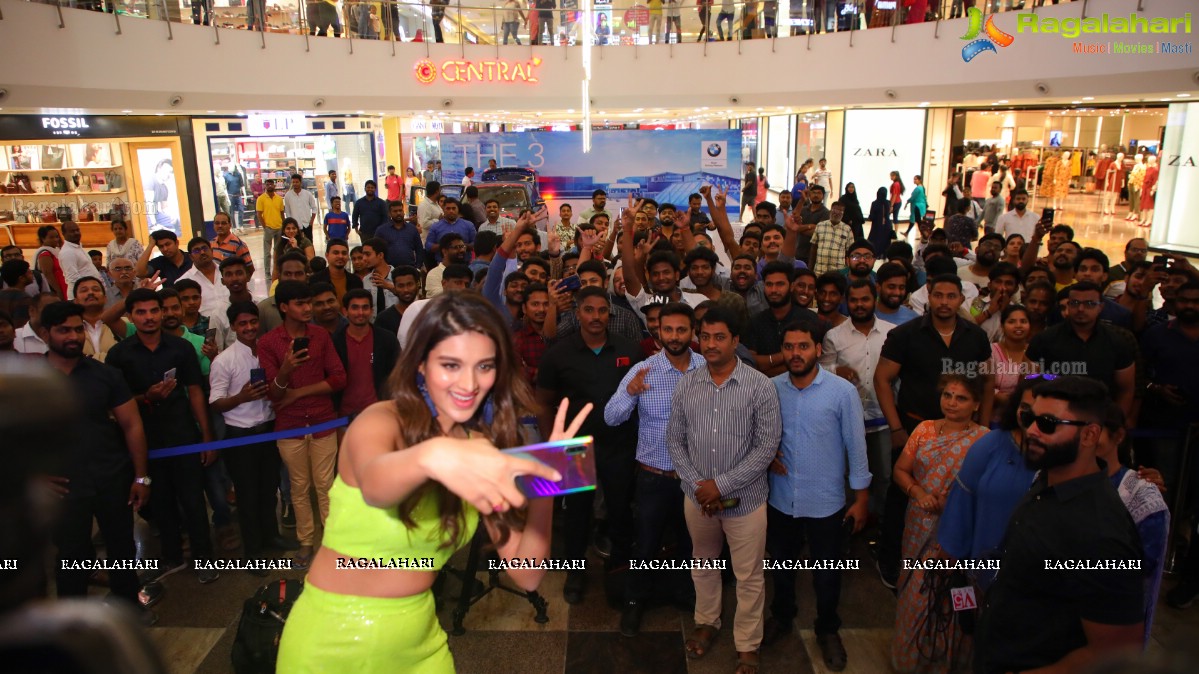 Samsung Galaxy Note 10, Note 10+ Launch at Bajaj Electronics by Nidhhi Agerwal