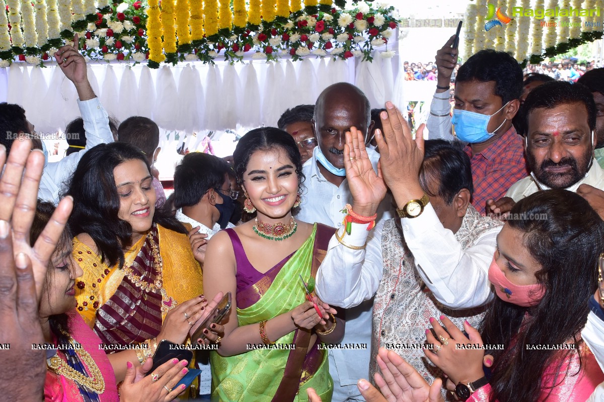 Anupama Parameshwaran Launches Kisan Fashion Mall at Nirmal