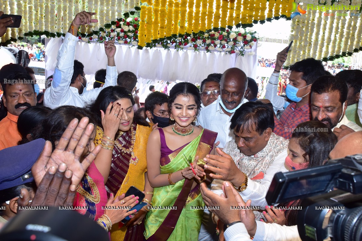 Anupama Parameshwaran Launches Kisan Fashion Mall at Nirmal