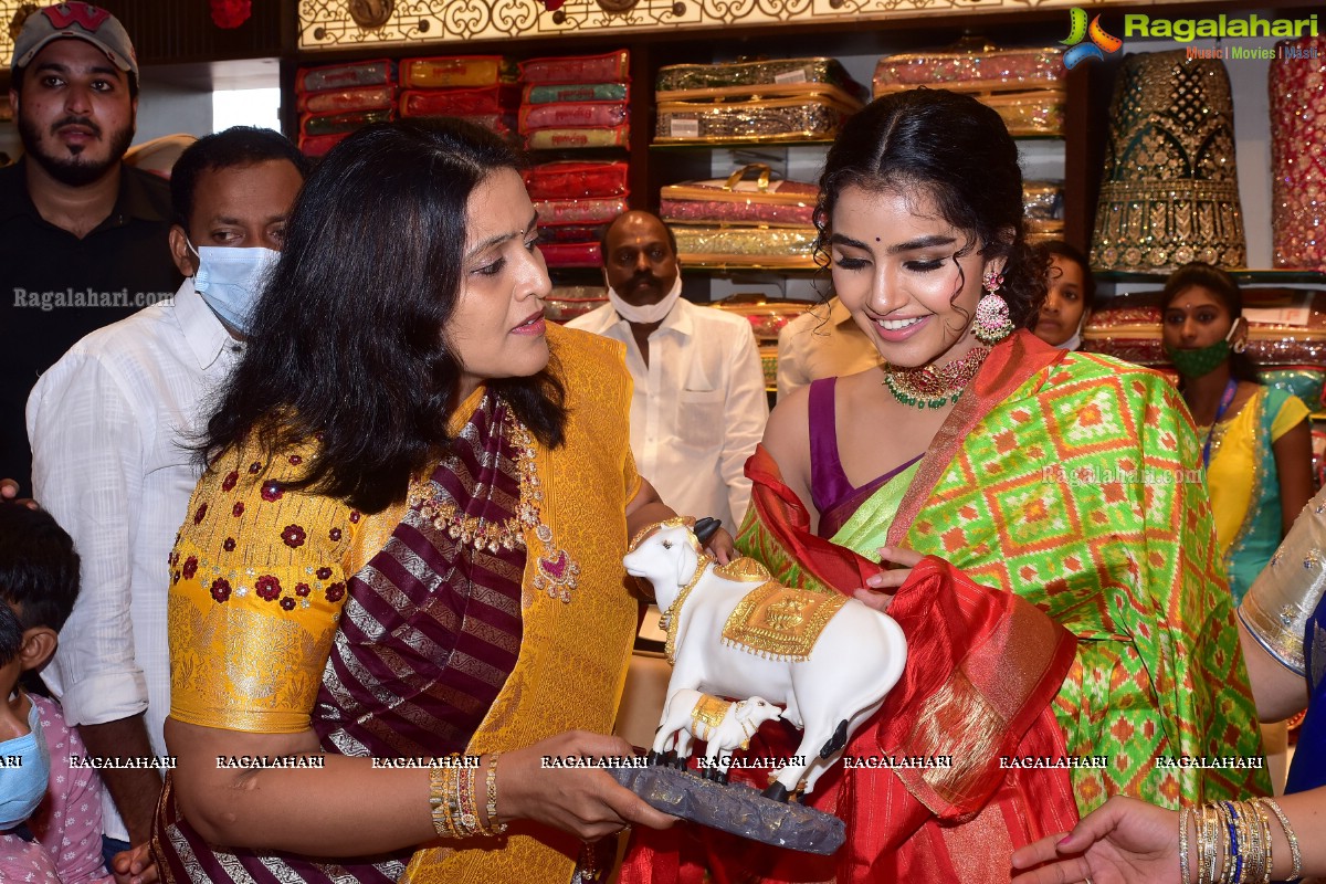 Anupama Parameshwaran Launches Kisan Fashion Mall at Nirmal